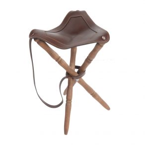Silla trípode con asiento en piel de bovino y patas torneadas en madera de haya