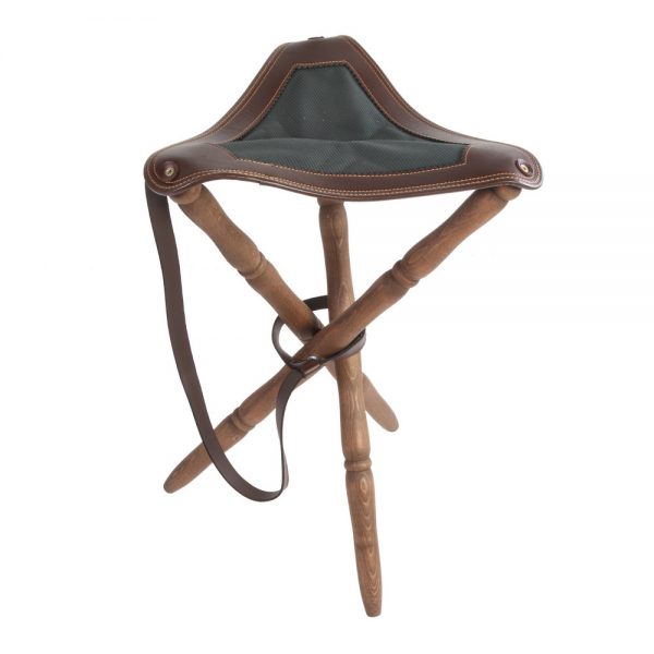 Silla trípode con asiento en piel de bovino y sarga, patas torneadas en madera de haya